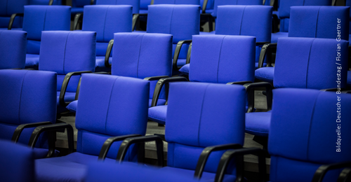 blaue Stühle im Plenarsaal