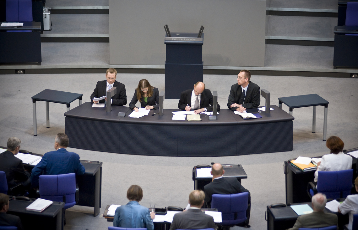 Blick in den Plenarsaal, Tisch mit mehreren Stenografen