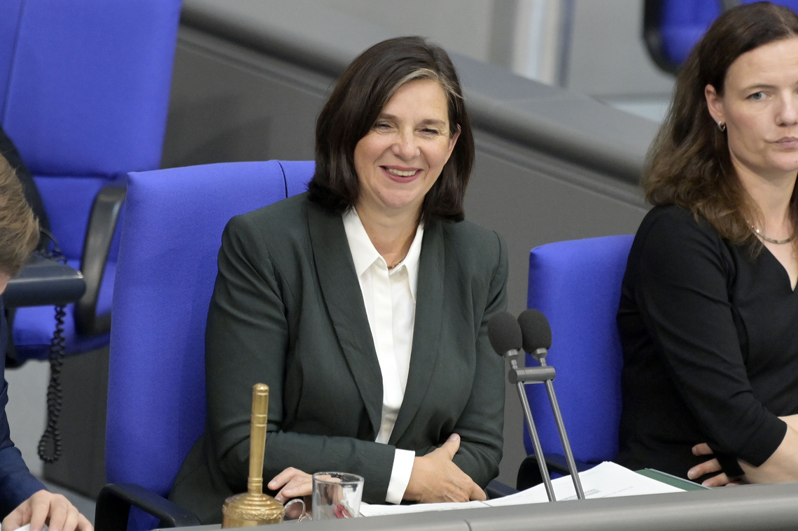 atrin Göring-Eckardt sitzt im Bundestag – sie begleitete die Ehrung junger Preisträgerinnen und Preisträger im Bundestag. 